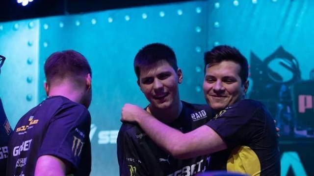 他为何突然 他为何突然